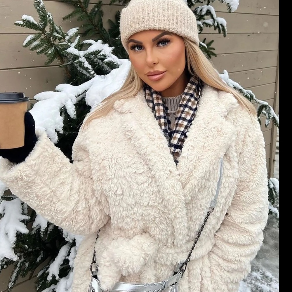 đź’•Luxurious Faux Fur Coat đź’• - Picture 3 of 7